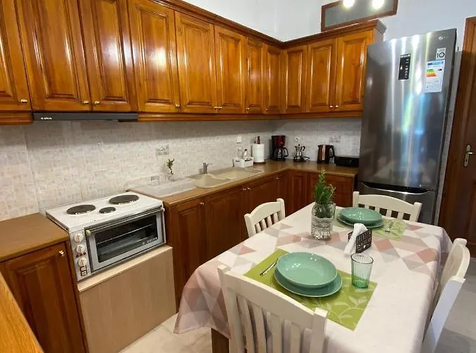 On The Road House Aperathos